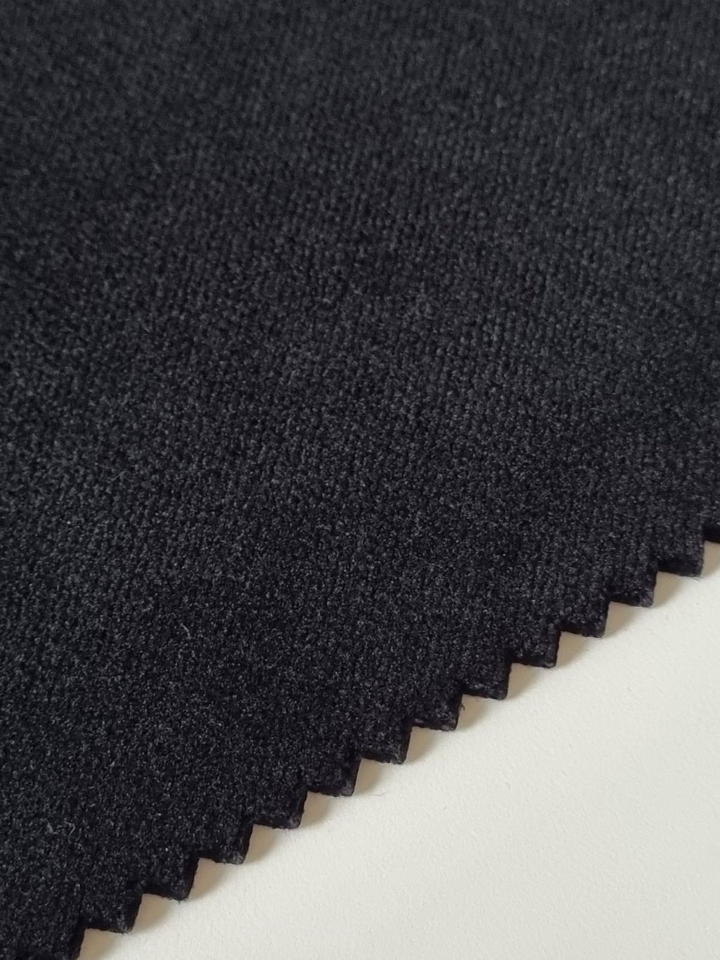 Tamsus baldinis audinys