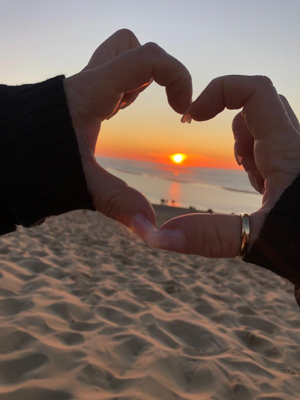 Coucher de soleil mains formant un coeur, moment bienêtre- et gratitude