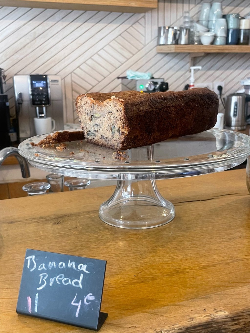 Part de banana bread maison sur présentoir en verre