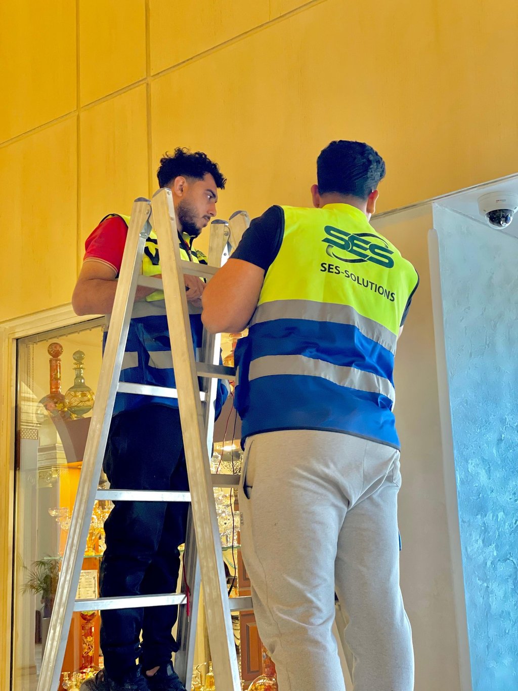 فنيين شركتنا يقومون بتركيب احدث الانظمة الامنية 