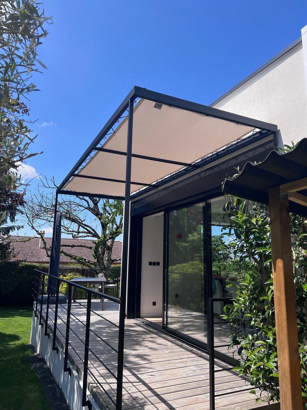 pergola avec toile tendu réalisé à ruy montceau