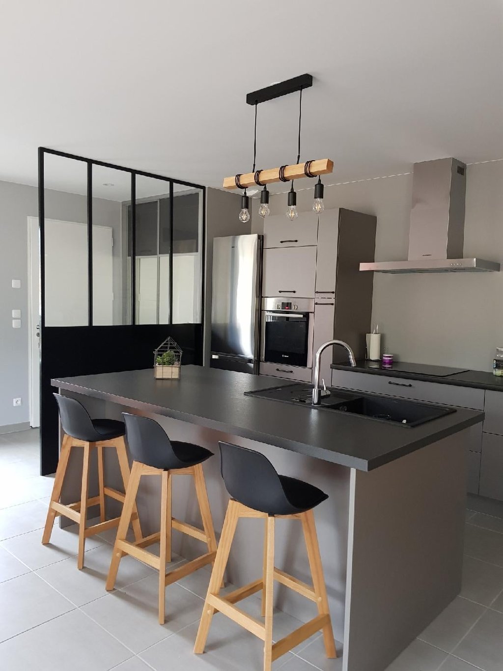 verrière en acier pour séparer une cuisine à salagnon