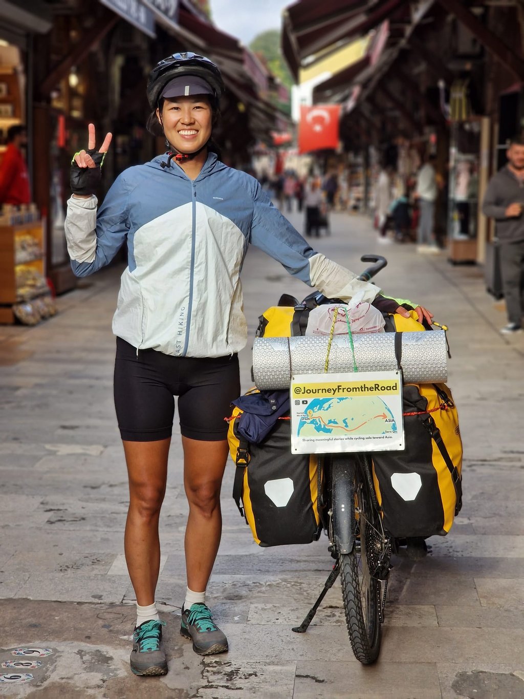 una mujer llega a estambul en bicicleta