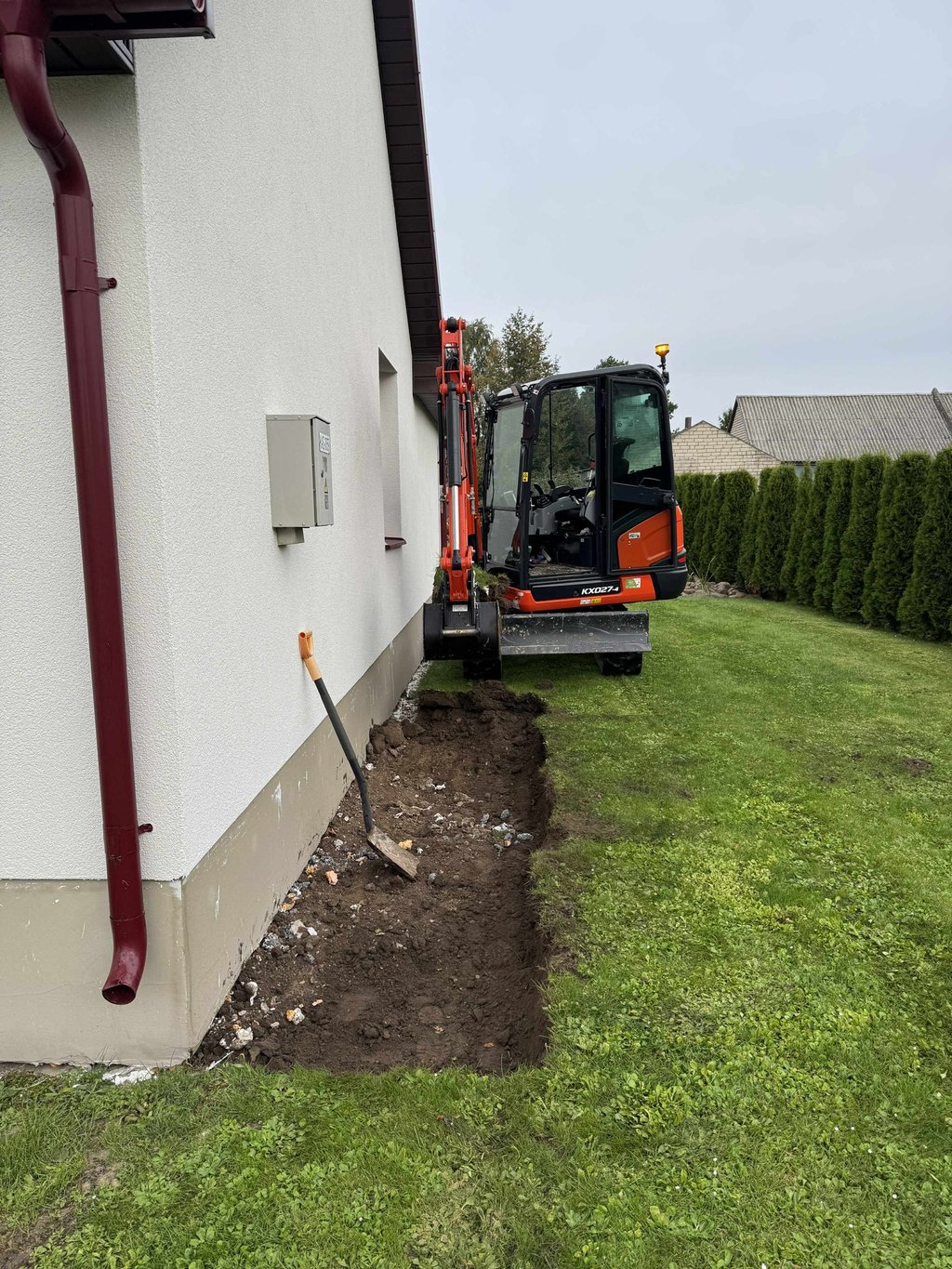 pamato atkasimas apsiltinimui, siltinimui, nukasamas juodzemis tiek kiek reikes pamato siltinimui