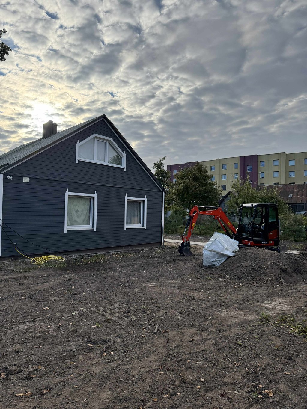 sklypo lyginimas mini ekskavatoriumi, islyginamas juodzemis, kur reikia nukasama ir uzpilama i duobe