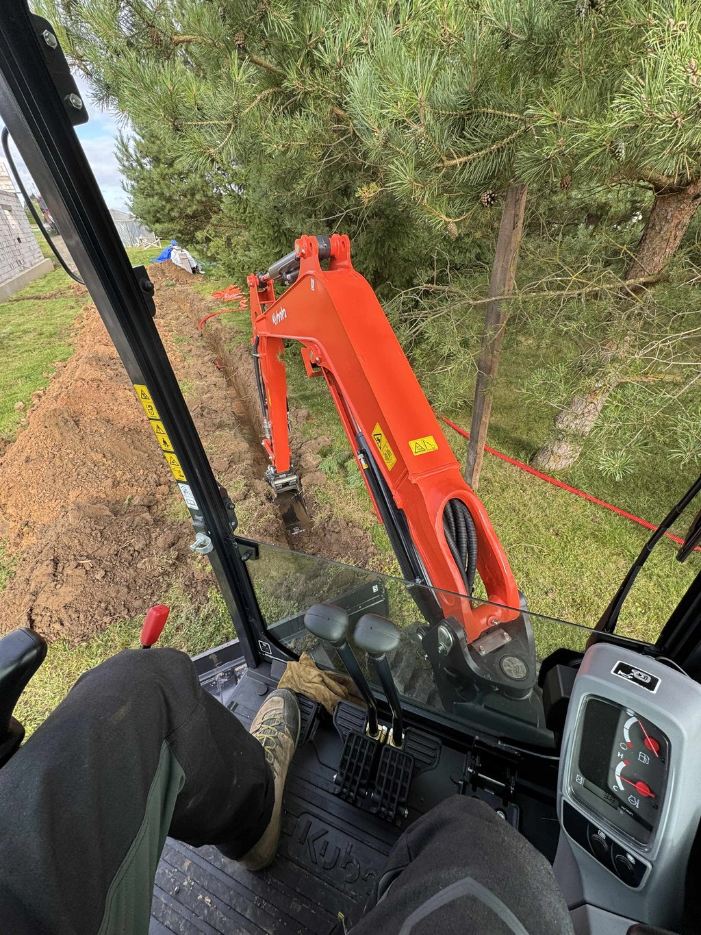 zemes kasimo darbai, kasama transeja, elektros ivadui, klojamas kabelys, uzpilama smeliu ir juosta