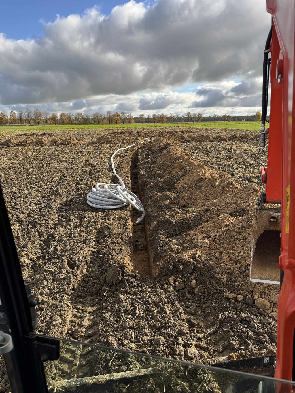 drenazo transeja, kasama transeja pakloti drenazini vamzdi, sugertu stovinti vandeni nuo lauku