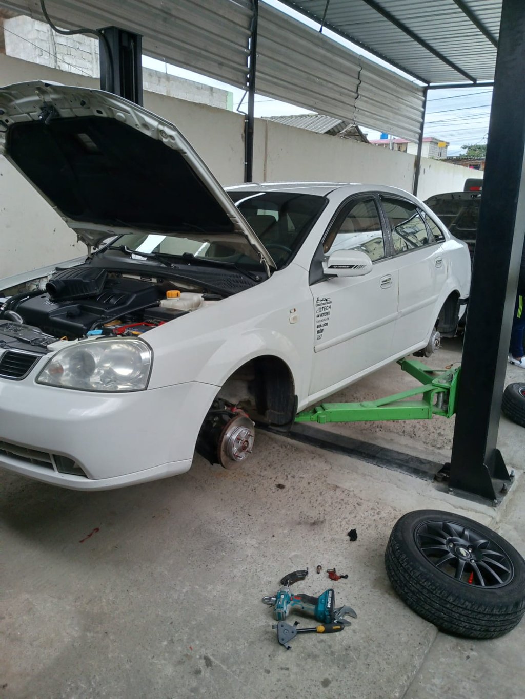 Vehículo sobre elevador automotriz profesional para una inspección segura y eficiente..
