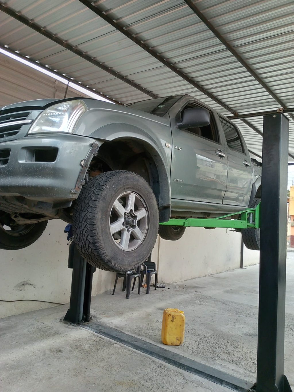 Vehículo elevado con elevador automotriz profesional para una inspección segura y eficiente.