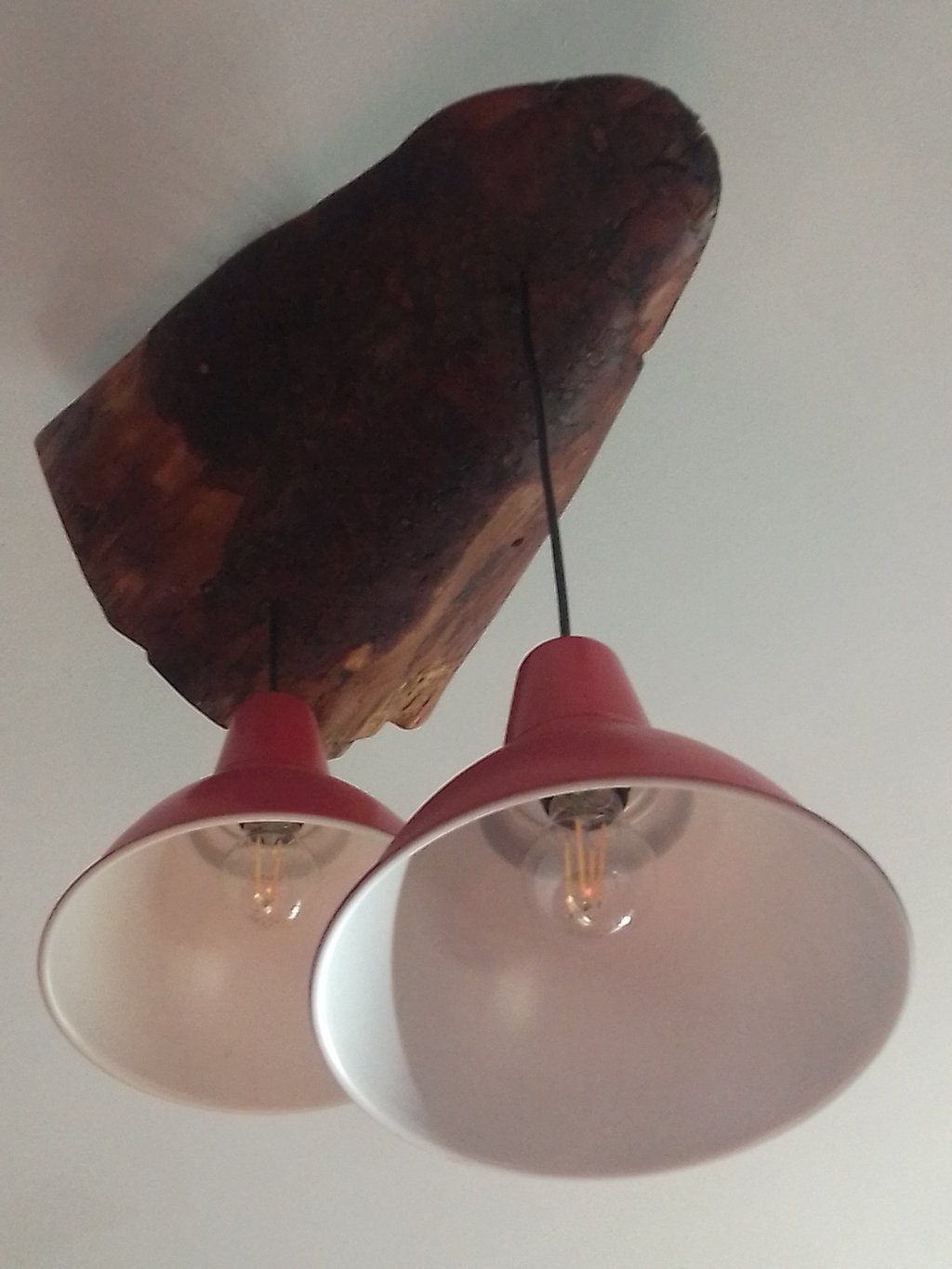 Осветително тяло за таван, изработено от дървен срез и две розови абажури, Hedgie Wilder Пловдив