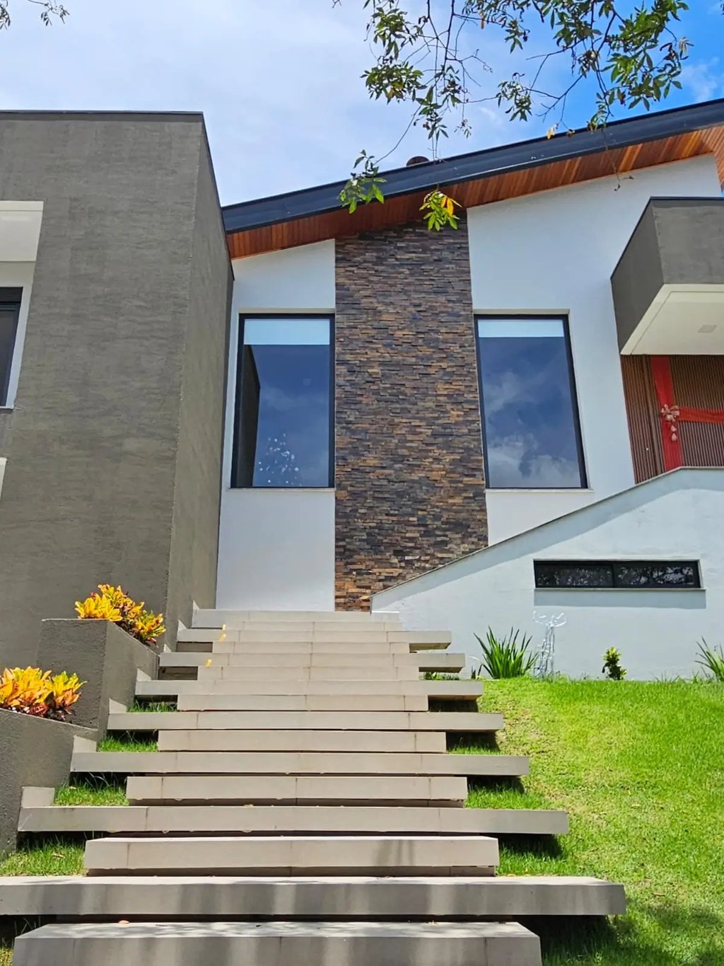 Revestimento Pedra Ferro legítima em ripas para fachadas no Anália Franco