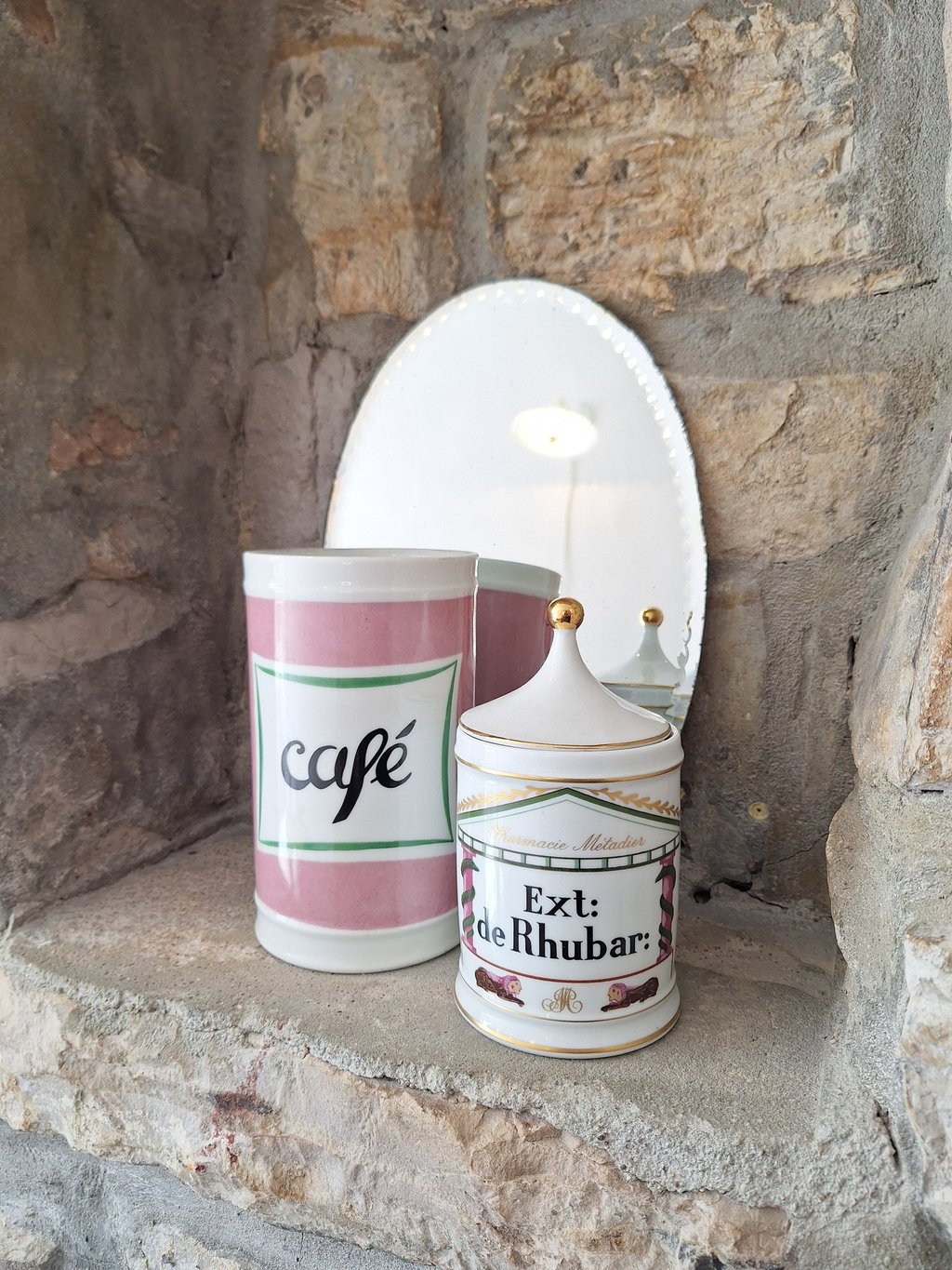 Objets chinés en vente au Café rhubarbe