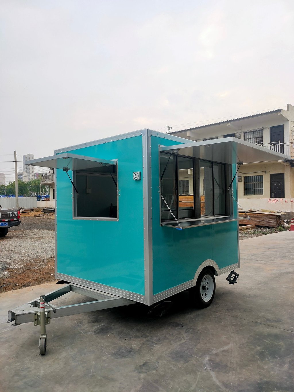 Foodtrailer Box de Tyler’s Foodtrailers, remorque alimentaire rectangulaire spacieuse, finition professionnelle, couleur RAL