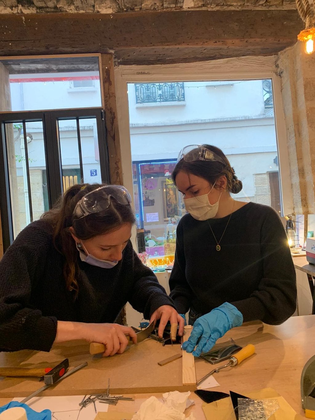 Initiation au vitrail au plomb — sertissage en cours dans l'atelier des Batignolles, Paris 17e