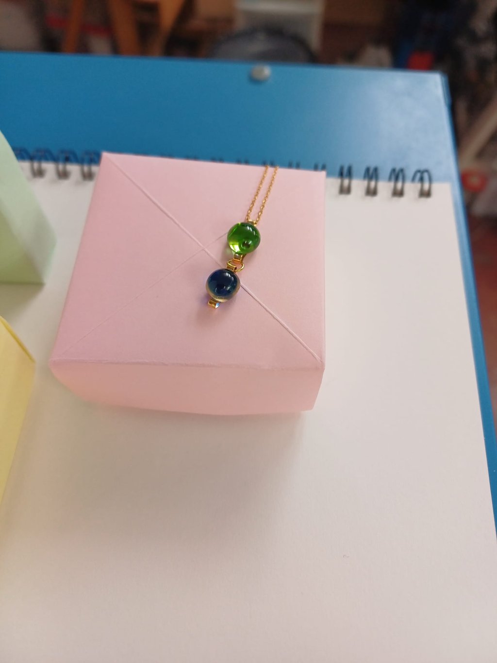 Collier pendentif en perles de verre bleu et vert, bijou d'artiste verrier contemporain.