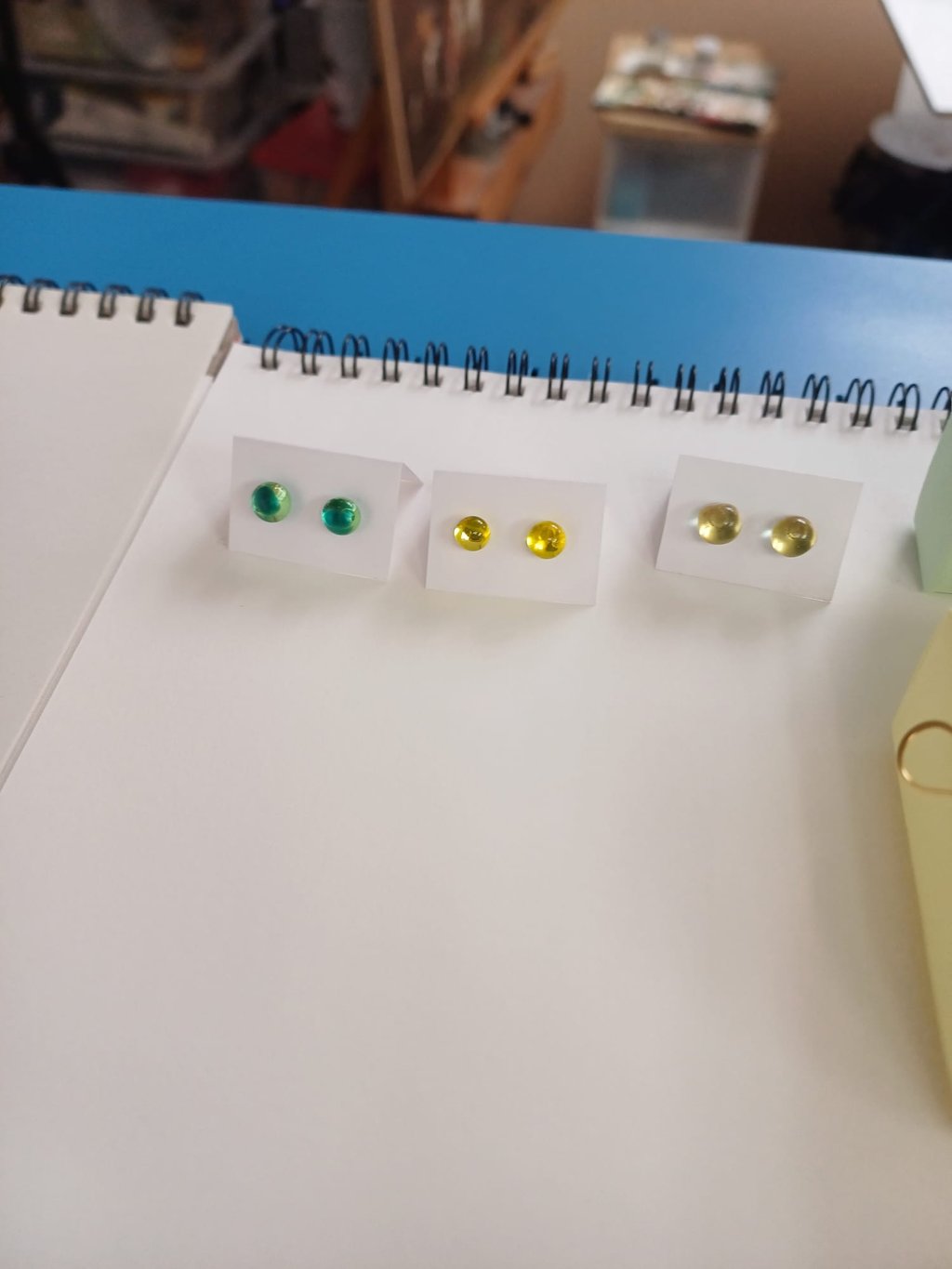 Lot de boucles d'oreilles puces en verre, cadeau artisanal à moins de 200 euros.