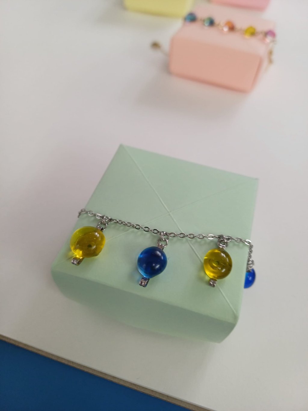 Bracelet en perles de verre bleu et jaune, accessoire de créateur en vitrail contemporain.