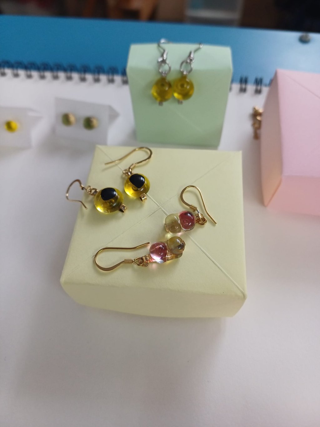 Boucles d'oreilles pendantes en perles de verre, bijou de créateur Made in France.