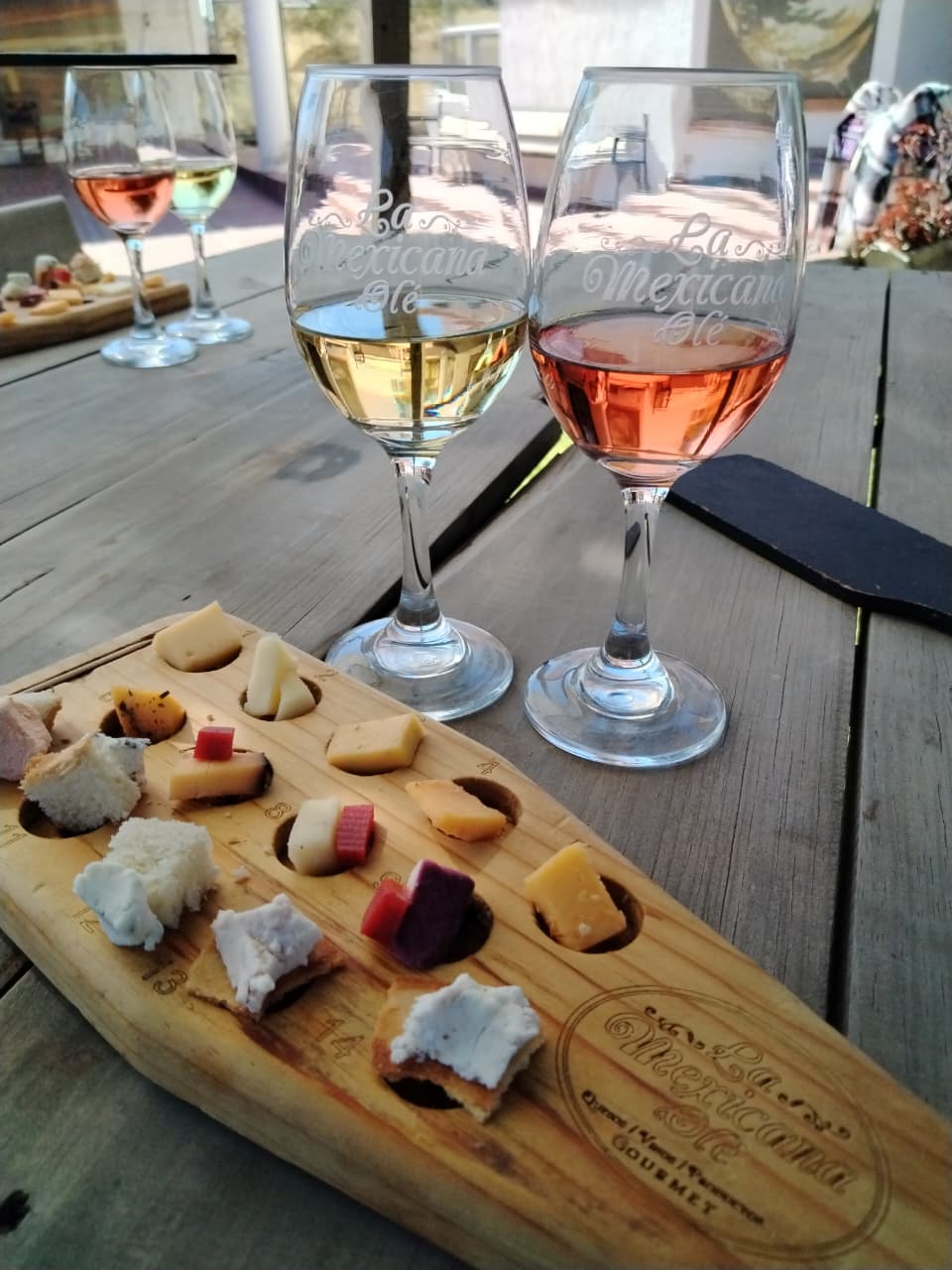 Copas de vino y tabla de quesos en experiencia enológica en Querétaro