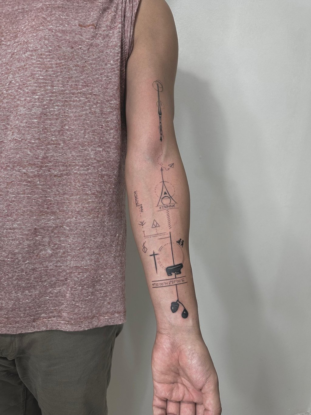 Tatuaje fineline en Madrid de manga completa collage con Reliquias de la Muerte coordenadas 