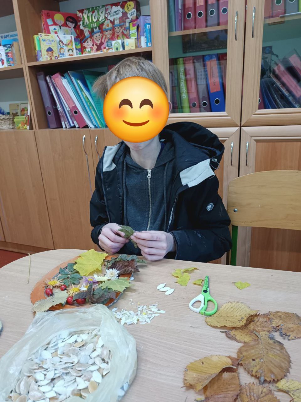 хлопчик із смайликом на обличчі