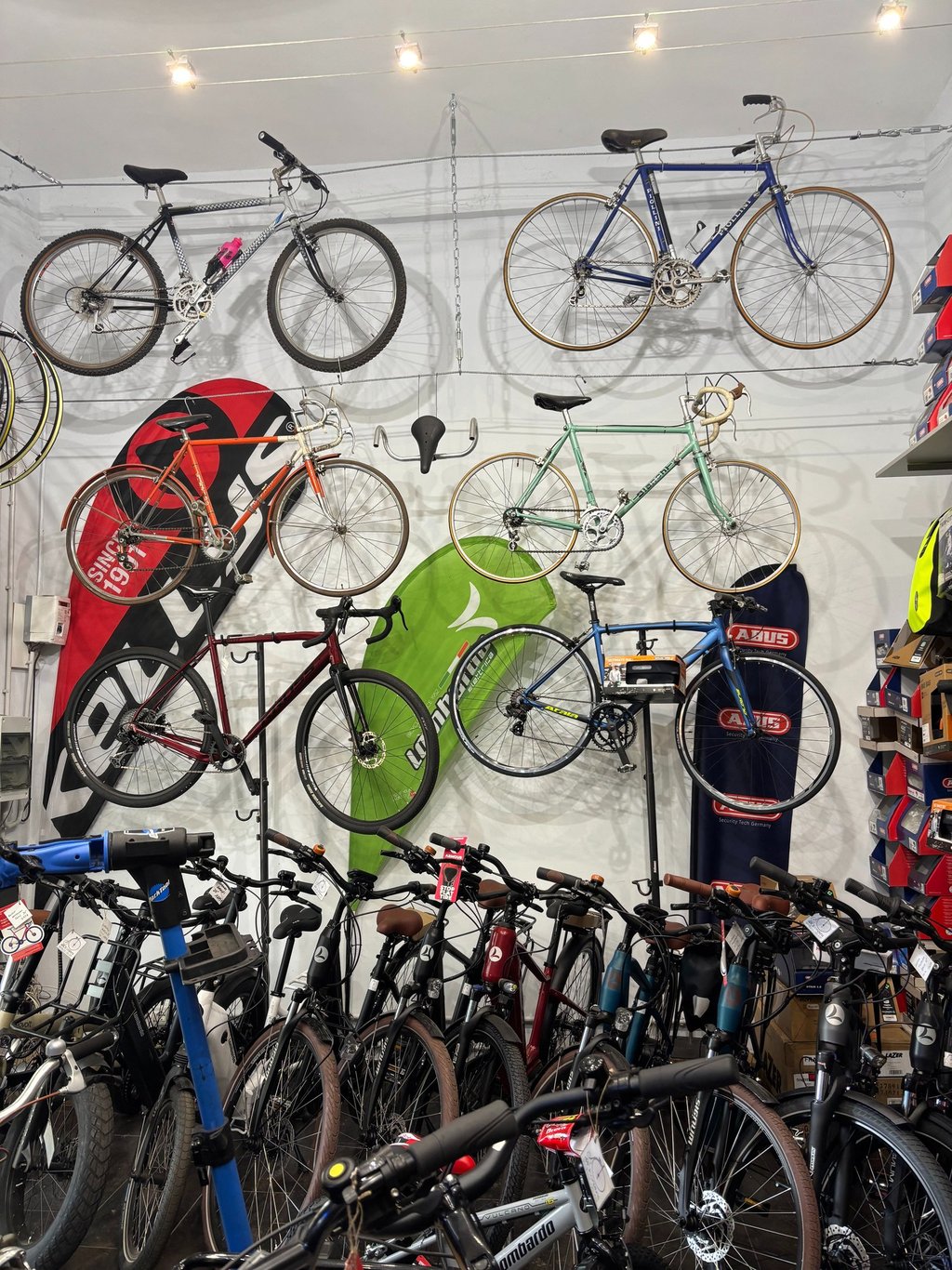 esposizione di bici in negozio pronte alla vendita