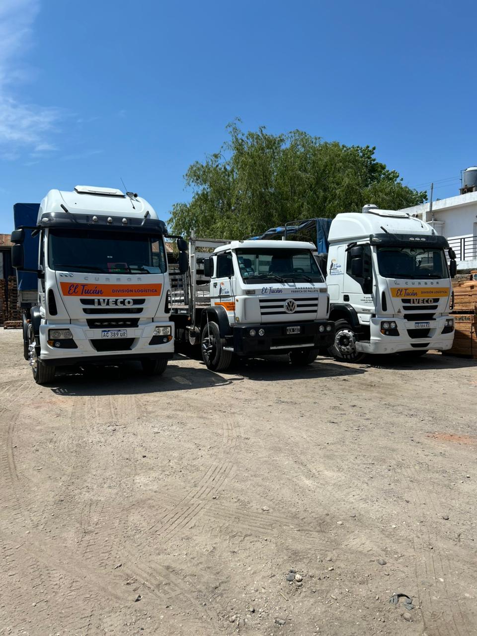 Camiones comerciales de color blanco estacionados en la terminal de transporte de El Tucan Maderas.