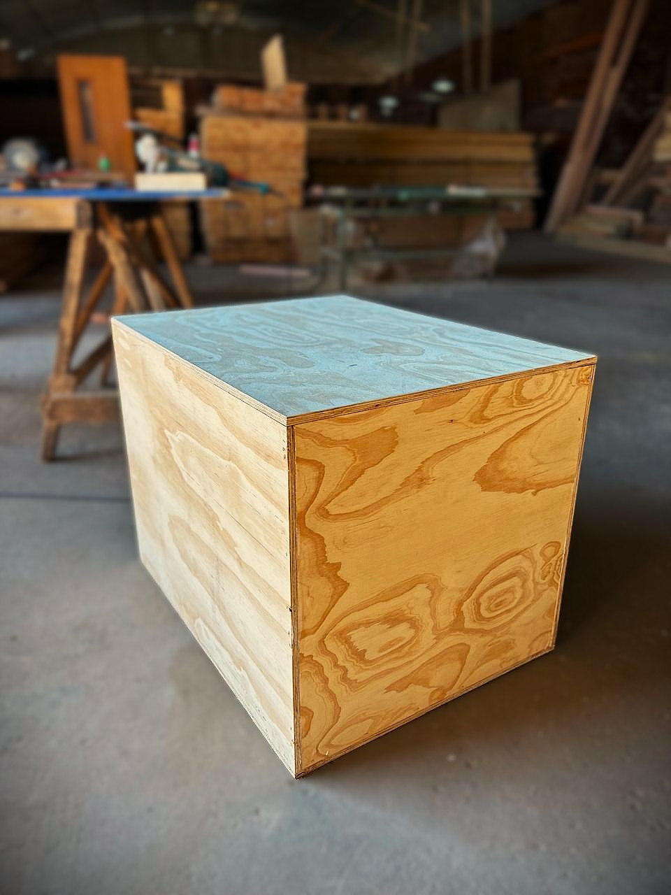 Caja de almacenamiento de madera hecha a mano con madera contrachapada ligera.