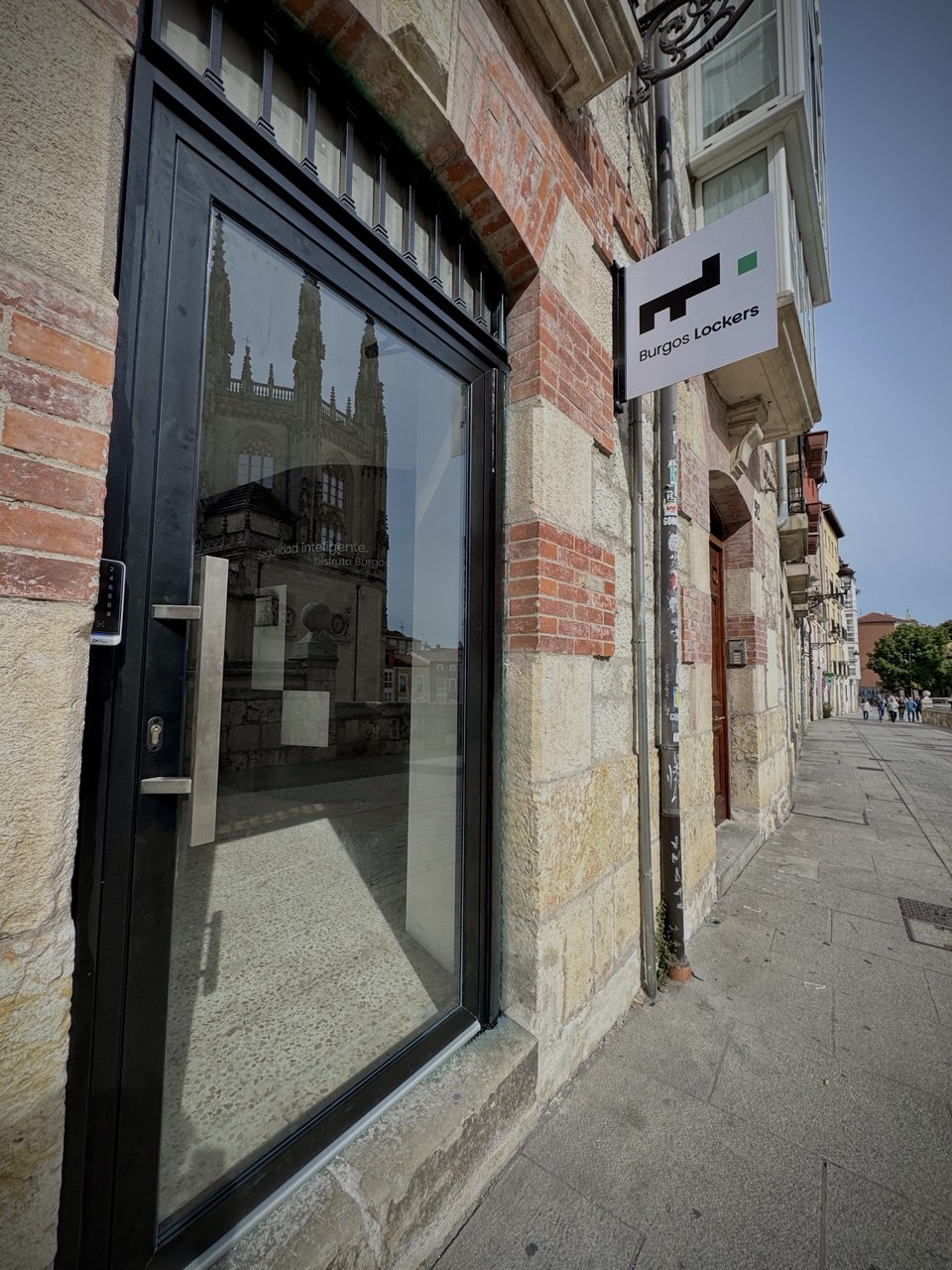 Fachada de Burgos Lockers, consigna de equipaje 24 horas junto a la Catedral de Burgos