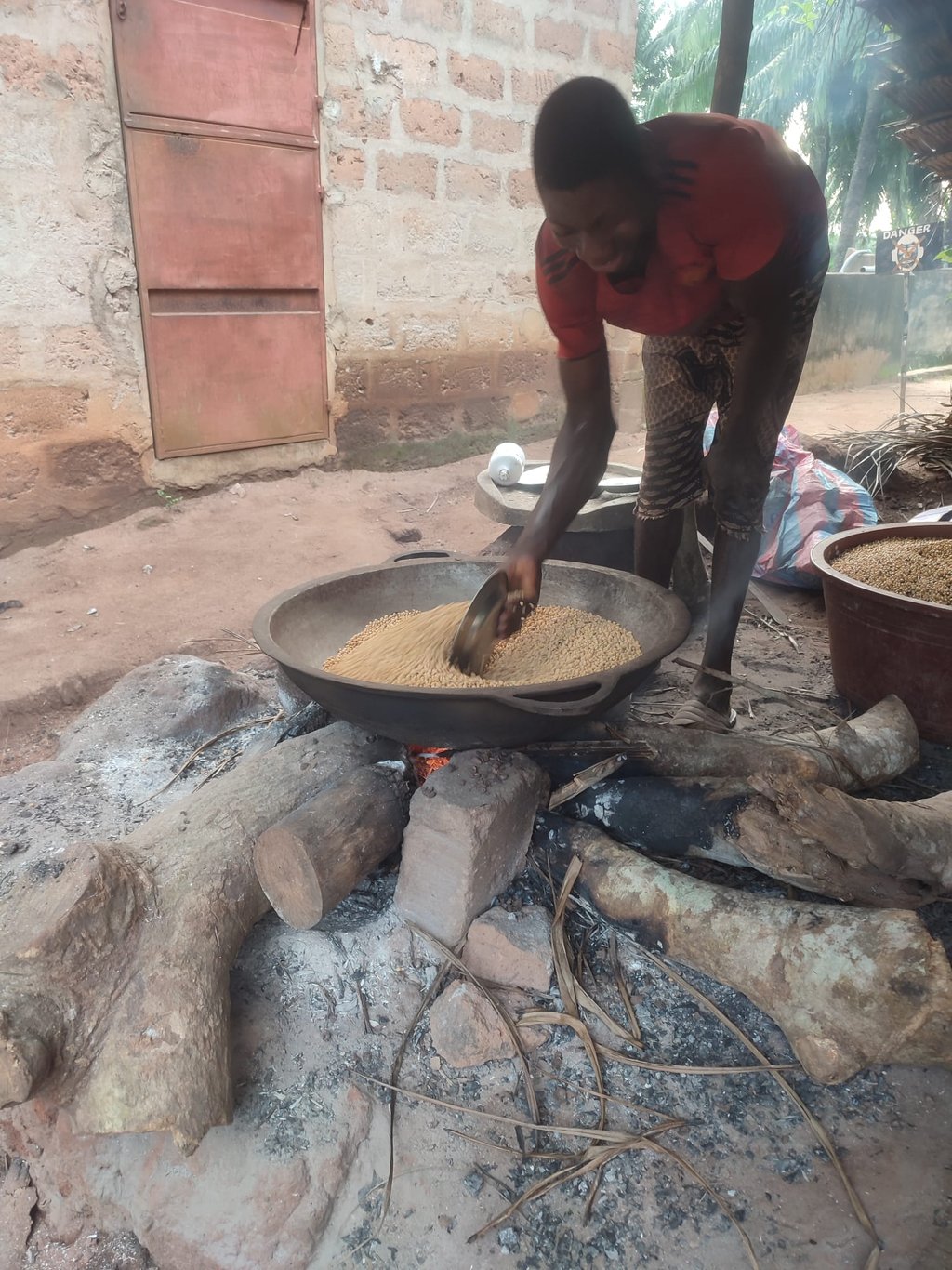 Les équipiers de l'association Emmaüs MOBOVOME torréfient le soja