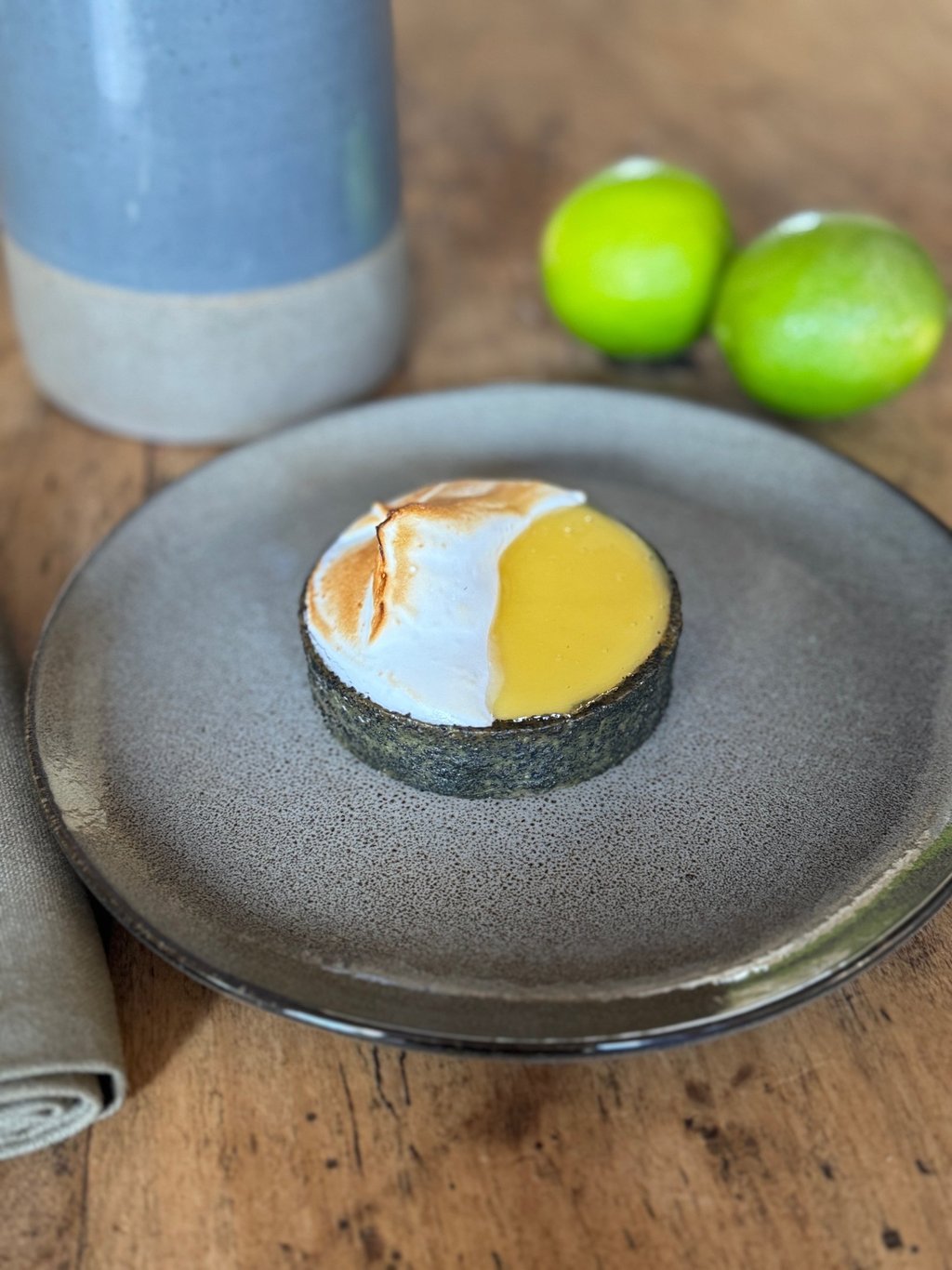 tarte au citron vert et sésame noir