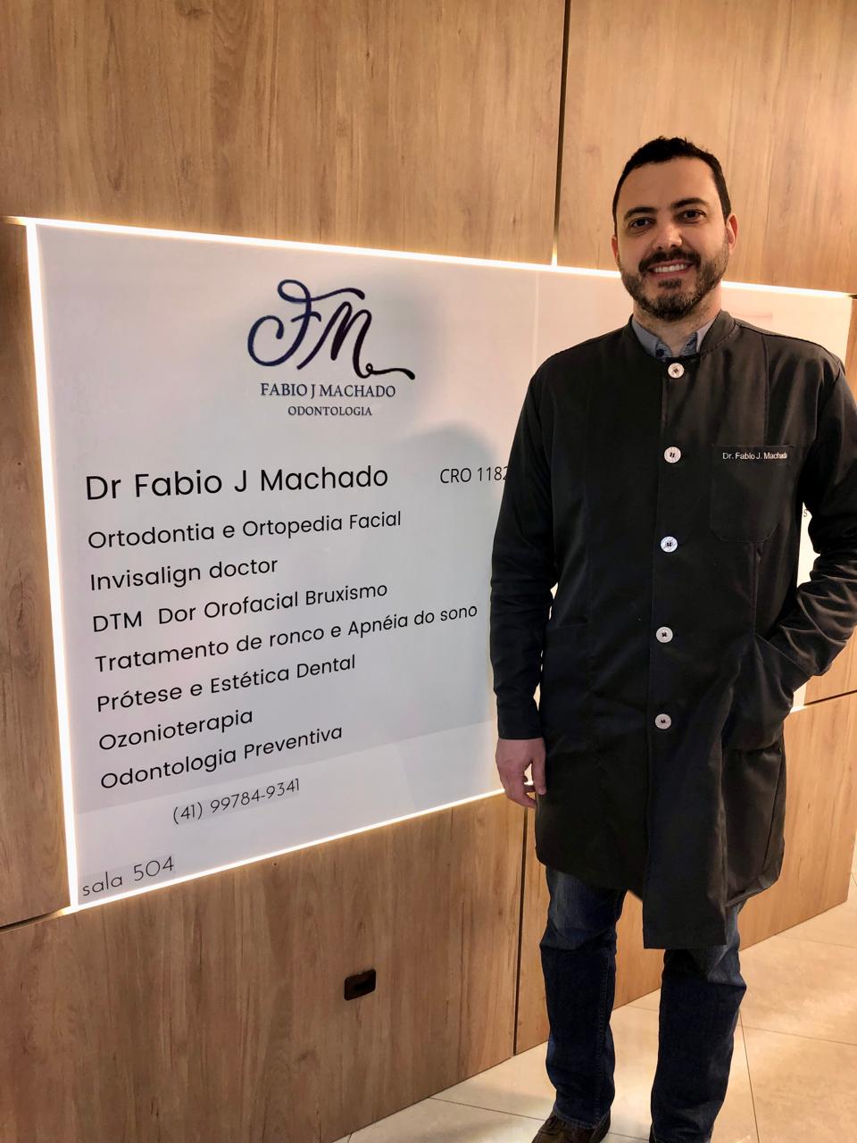 Dr. Fábio Machado, especialista em dronco e apneia do sono em Curitiba, na recepção da clínica!