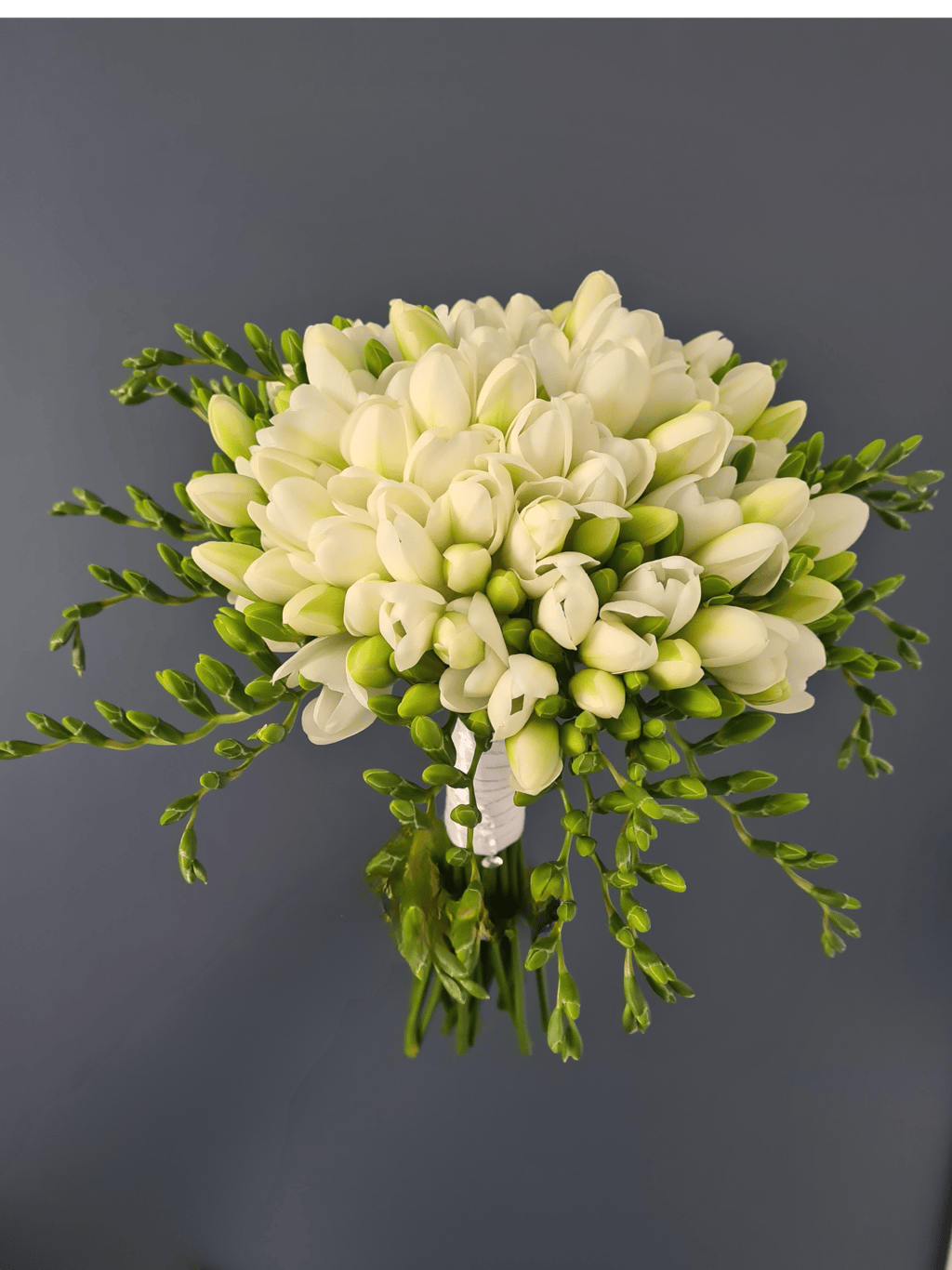 Rankų darbo vestuvių puokštė iš natūralių gėlių