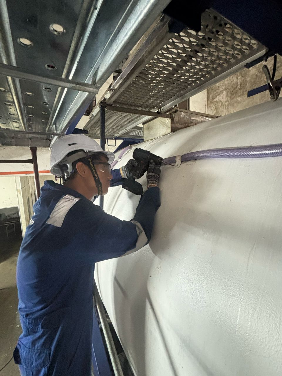 External pipe fitting during ISO tank refurbishment work
