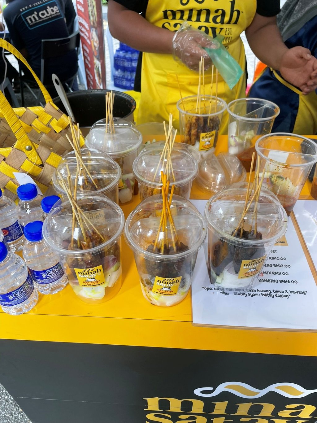 satay sprzedawany na ulicznym targu