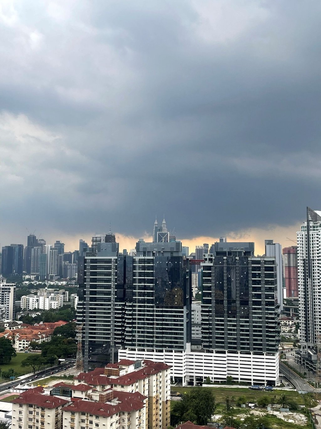 zachmuerzone niebo nad Kuala Lumpur