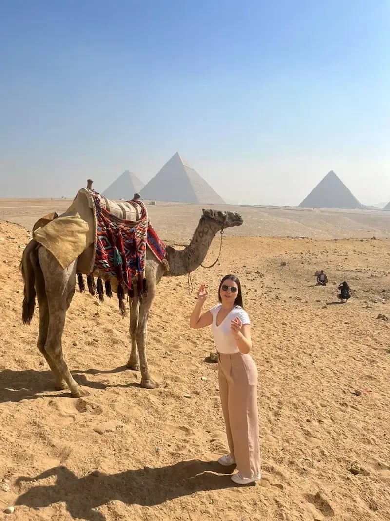 Visita guiada às Pirâmides de Gizé , passeio de camelo com o Guia de Egito