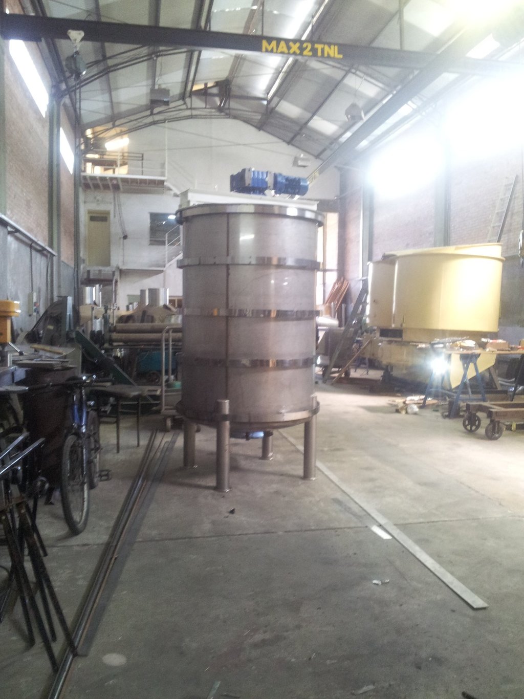 un tanque de almacenamiento hecho en acero inoxidable