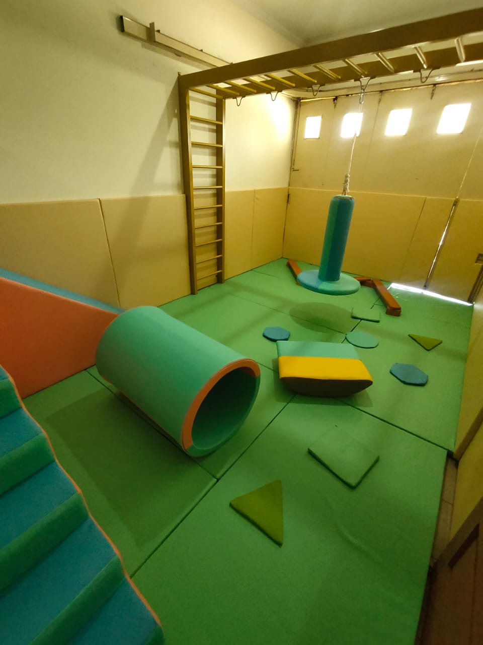 sebuah ruang terapi SI dengan warna Hijau