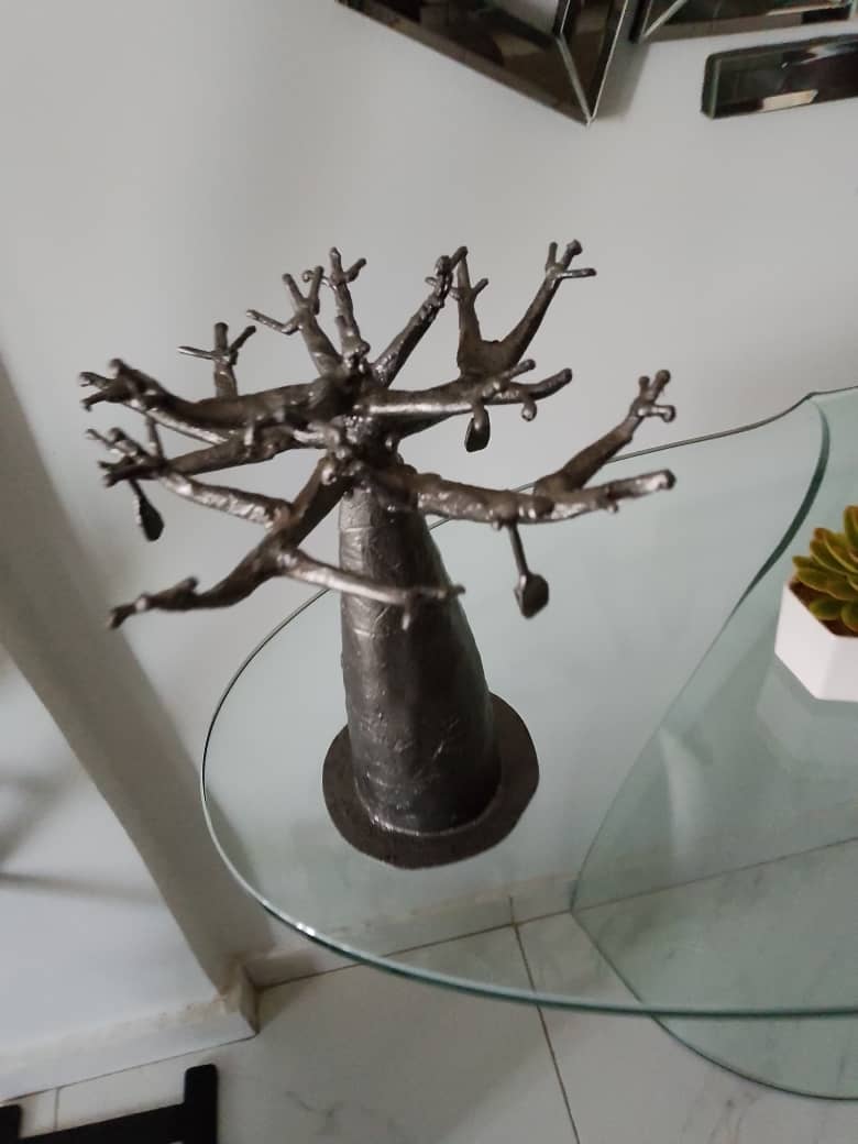 Sculpture métallique artisanale d’un baobab, réalisée à Dakar en fer recyclé