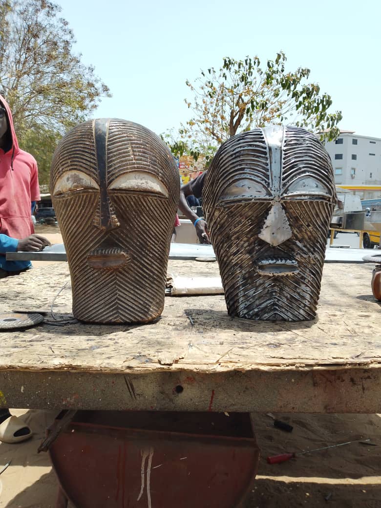 Masques africains en métal soudé, inspirés de l’art traditionnel sénégalais