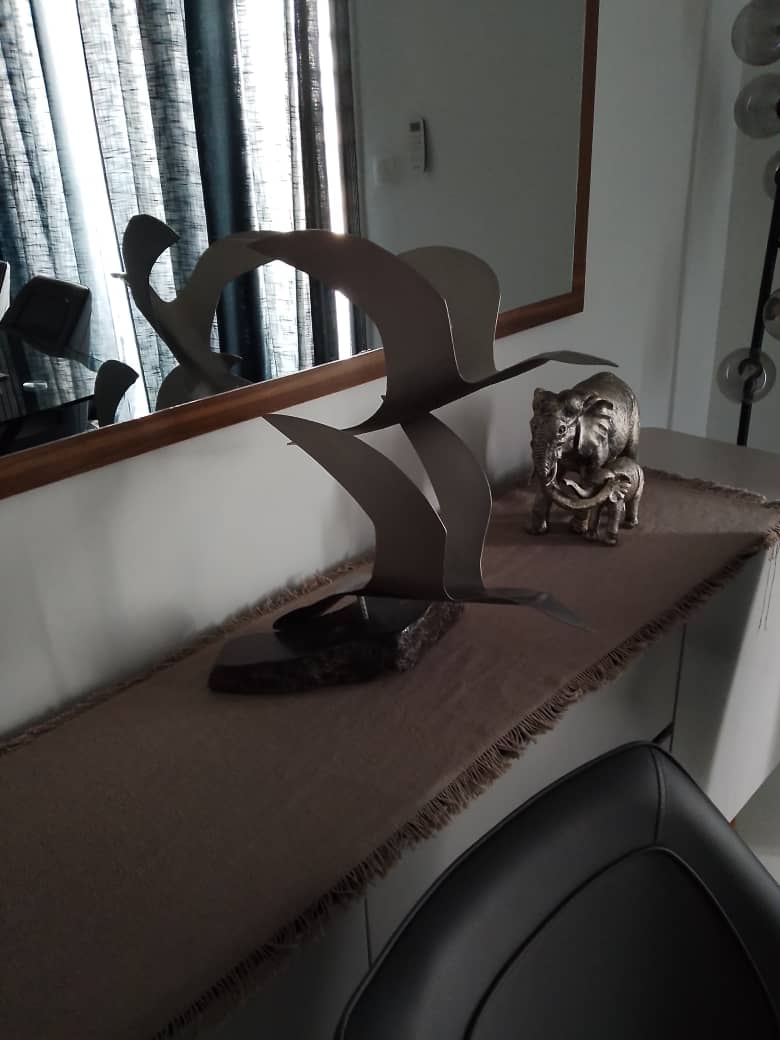 Sculpture design d’un oiseau minimaliste en métal noir, pièce artistique contemporaine