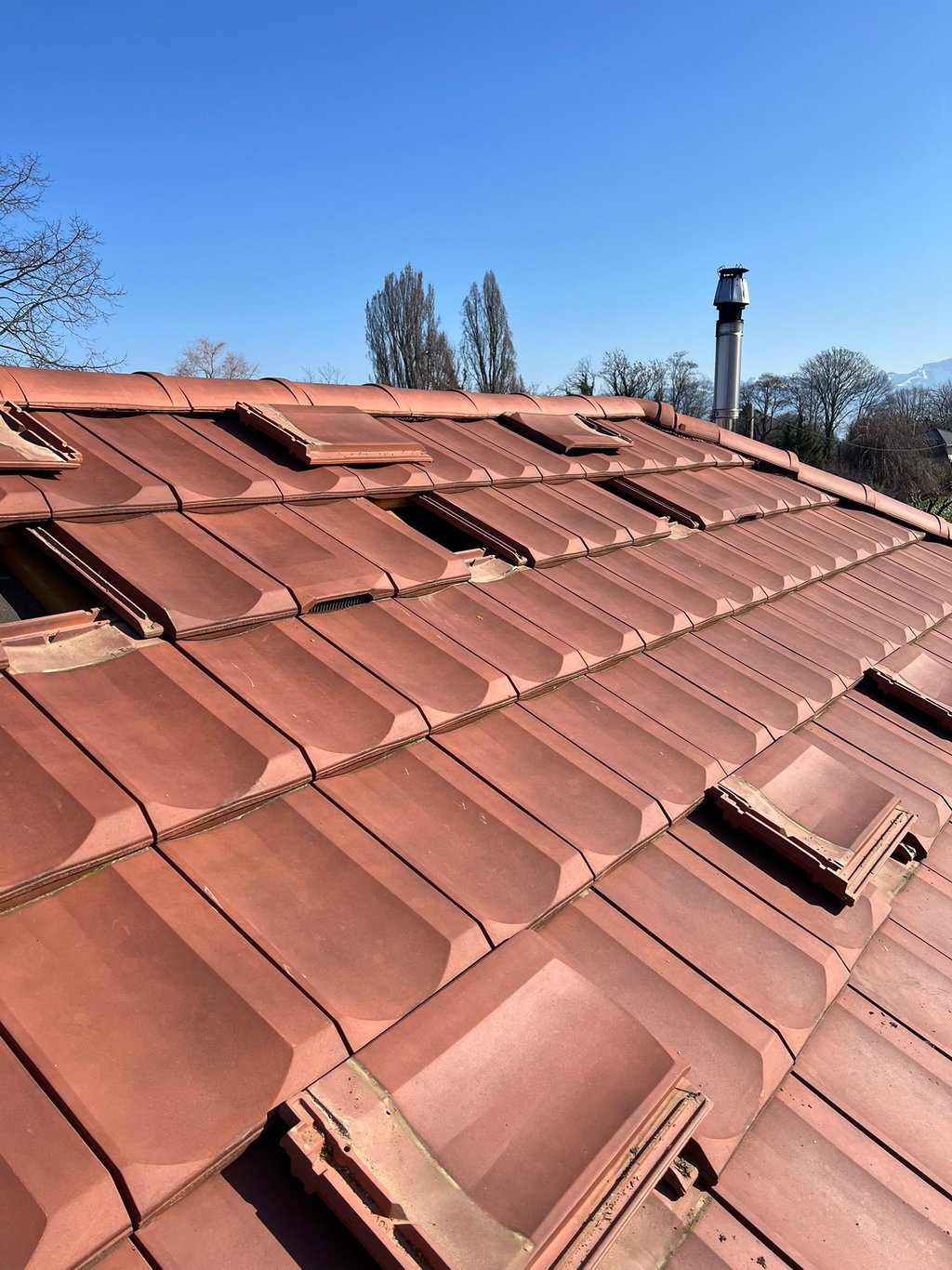 dépose des tuiles sur toiture pentue pour préparation d'une installation photovoltaïque de 9 kWc