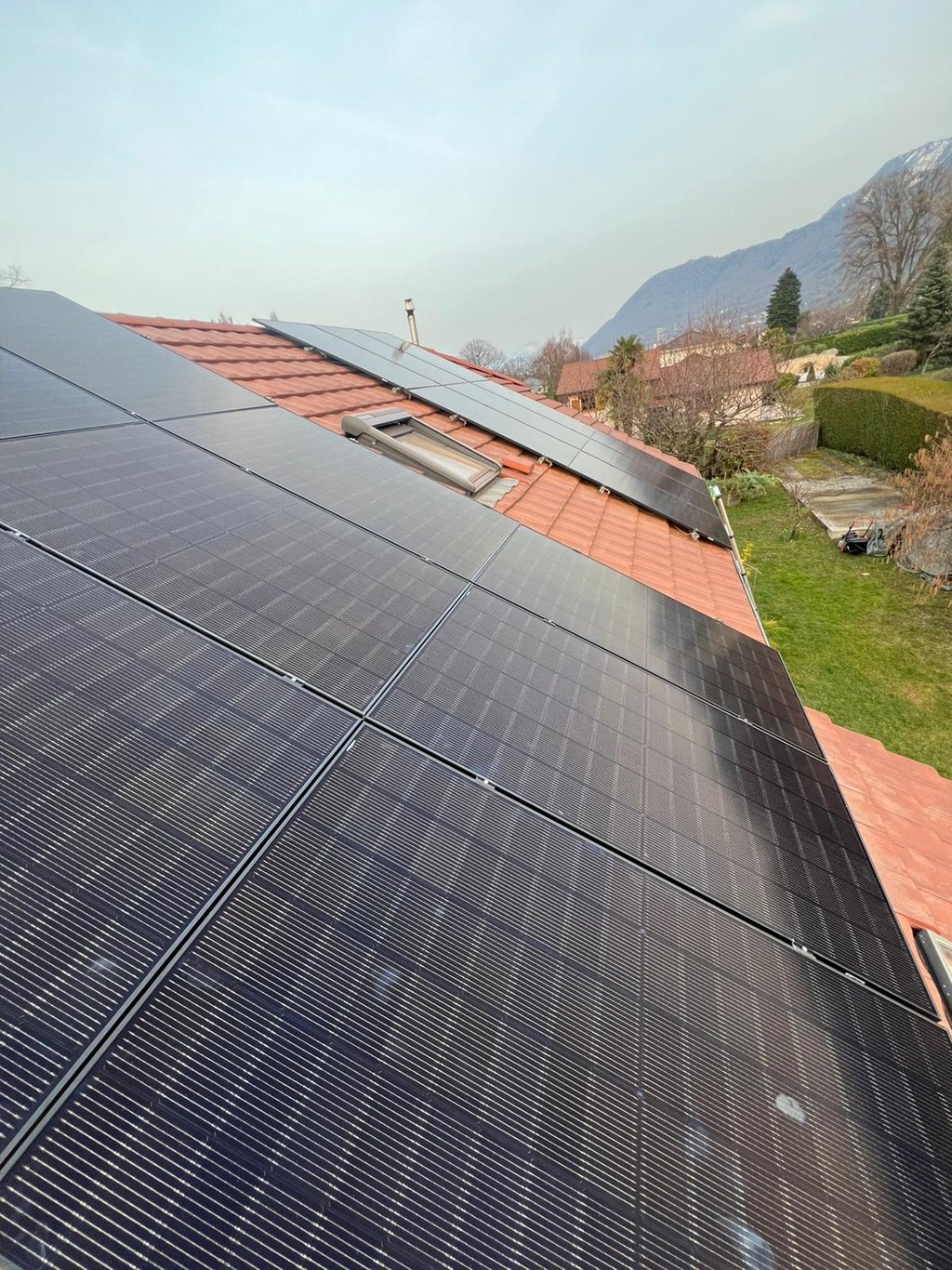 panneaux solaires installés sur toiture pentue avec velux lors d’une installation photovoltaïque de 9 kWc
