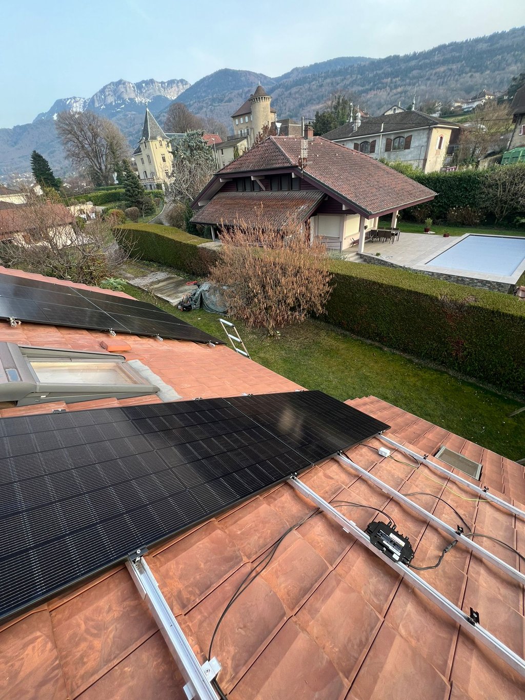 panneaux solaires avec micro-onduleur APSystems installés sur toiture pentue près du lac Léman