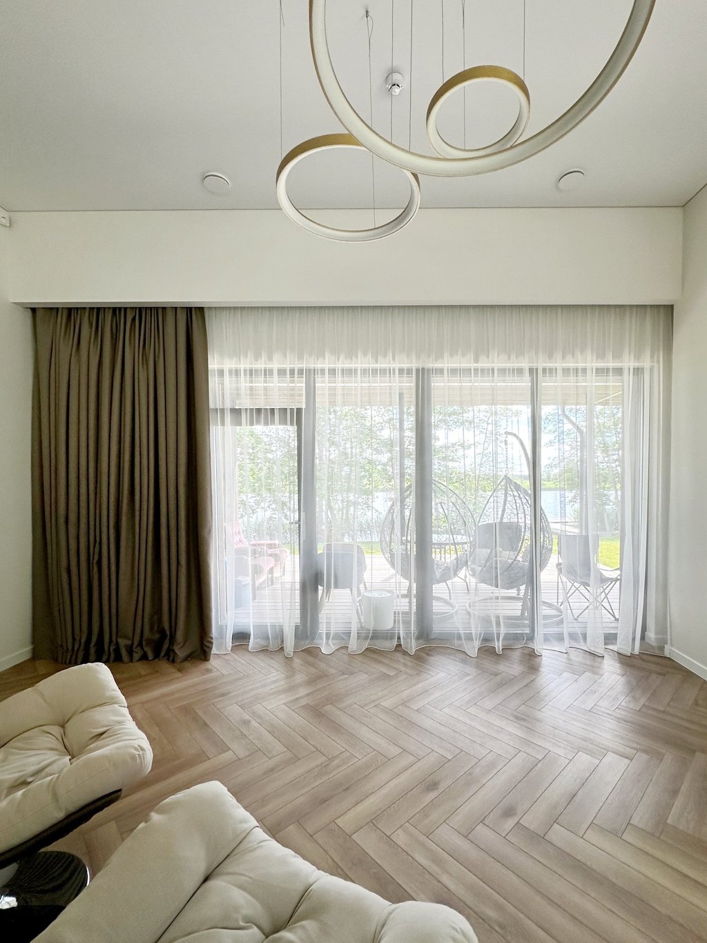 Didelio pločio ir aukščio langai ir jiems pritaikytos užuolaidos individualiai