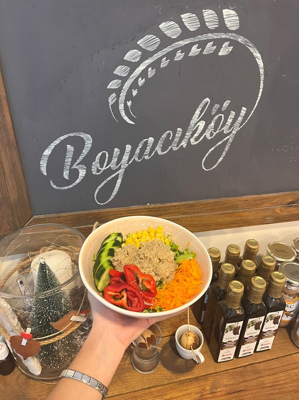 salata biber havuç kinoa olan salata kasesi