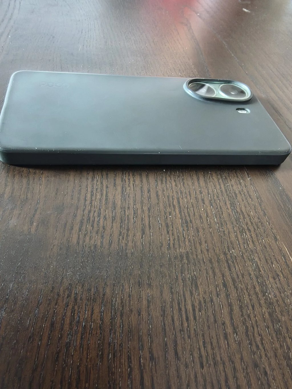 Análise de espessura e proteção do módulo de câmaras com capa de silicone no smartphone Xiaomi Poco.