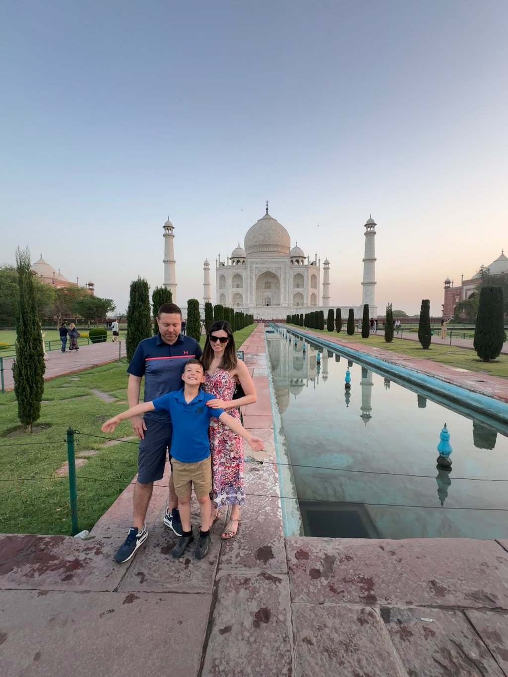 taj mahal india with families