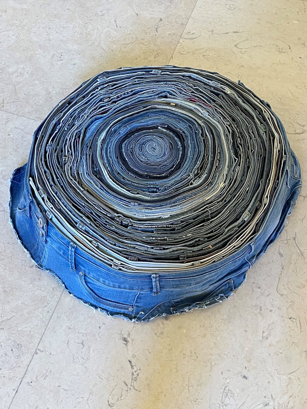 une oeuvre d'art faite aves des chutes de jean découpées